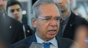 O ministro da Economia, Paulo Guedes, fala à imprensa