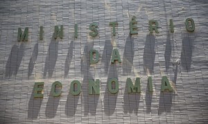 Começam a ser trocados os nomes nas fachadas de ministérios, em Brasília.