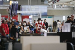 Passageiros e funcionários circulam vestindo máscaras contra o novo coronavírus (Covid-19) no Aeroporto Internacional Tom Jobim- Rio Galeão