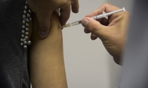 Atendimento no  Centro Especial de Vacinação Álvaro Aguiar.